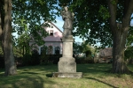 Heiligenstatuen auf dem Dorfplatz in Doschitz