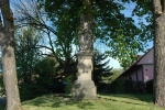 Heiligenstatuen auf dem Dorfplatz in Doschitz