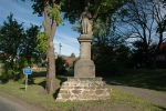 Heiligenstatuen auf dem Dorfplatz in Doschitz